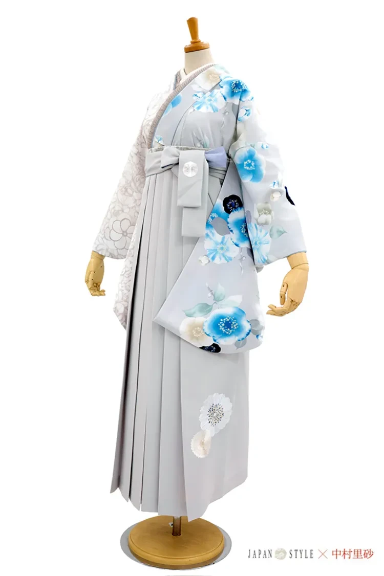 TAKAZENのレンタル袴 JAPAN STYLE×中村里砂ブランド袴　ライトグレー/水色　水彩画風　くすみ系　かわいい　ニュアンスカラー【通販可】R26098