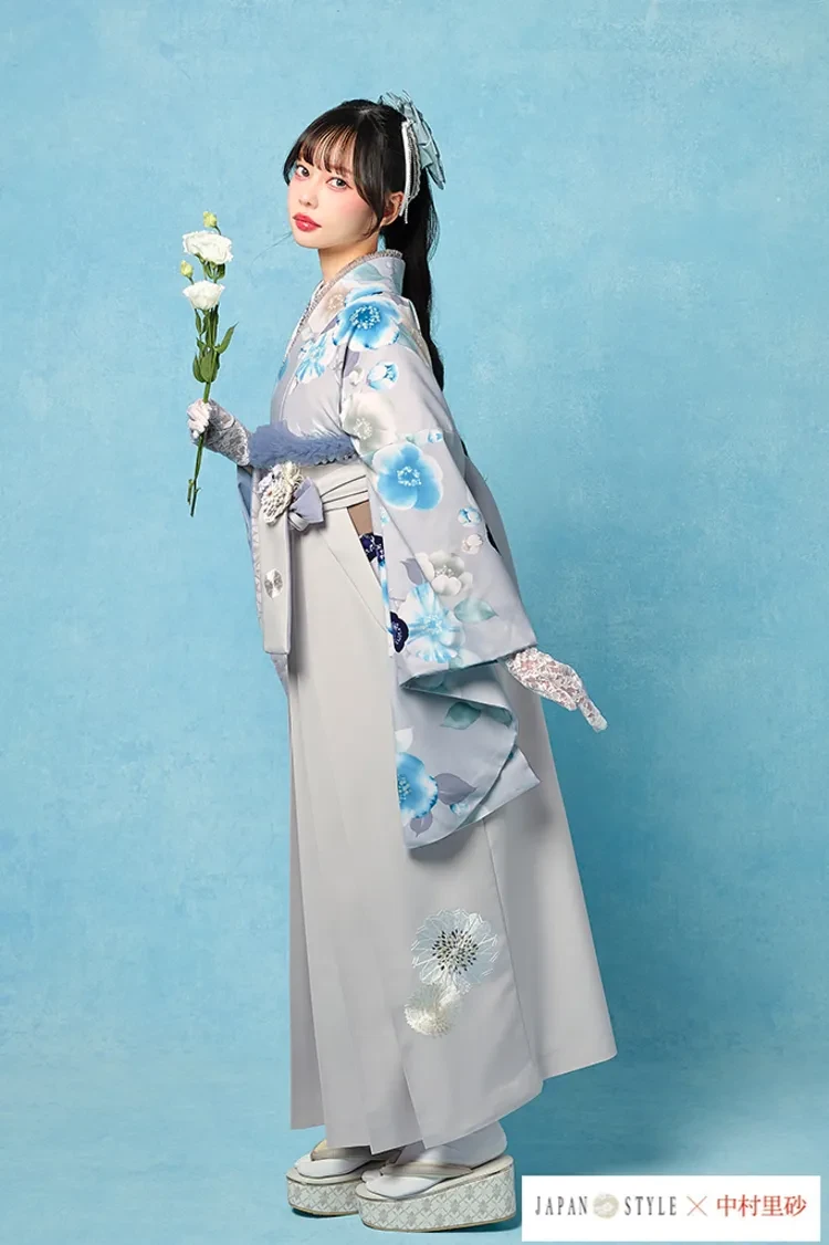 TAKAZENのレンタル袴 JAPAN STYLE×中村里砂ブランド袴　ライトグレー/水色　水彩画風　くすみ系　かわいい　ニュアンスカラー【通販可】R26098