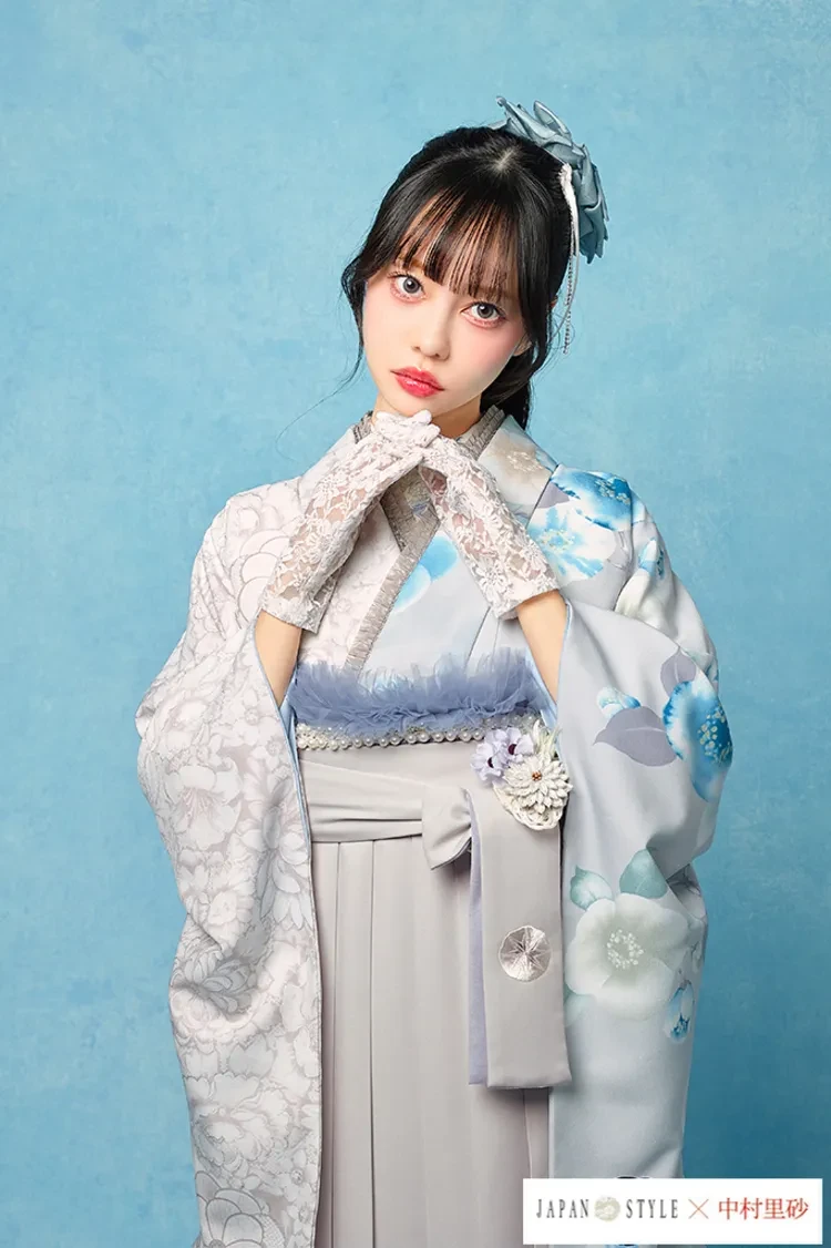 TAKAZENのレンタル袴 JAPAN STYLE×中村里砂ブランド袴　ライトグレー/水色　水彩画風　くすみ系　かわいい　ニュアンスカラー【通販可】R26098