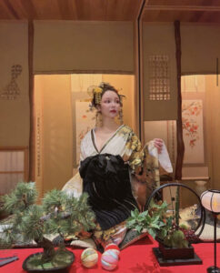 TAKAZEN堺店で展示している金と白の振袖