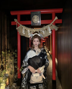 TAKAZEN堺店で展示している黒とシルバーの振袖