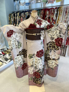 TAKAZEN堺店で展示している赤と茶色と白の牡丹柄の振袖