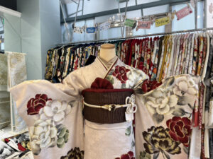 TAKAZEN堺店で展示している赤と茶色と白の牡丹柄の振袖