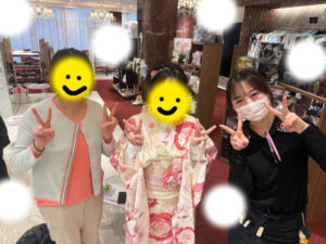 成人式のお振袖選びに来たお嬢様　きれいめのお振袖　ピンクでかわいいなお振袖