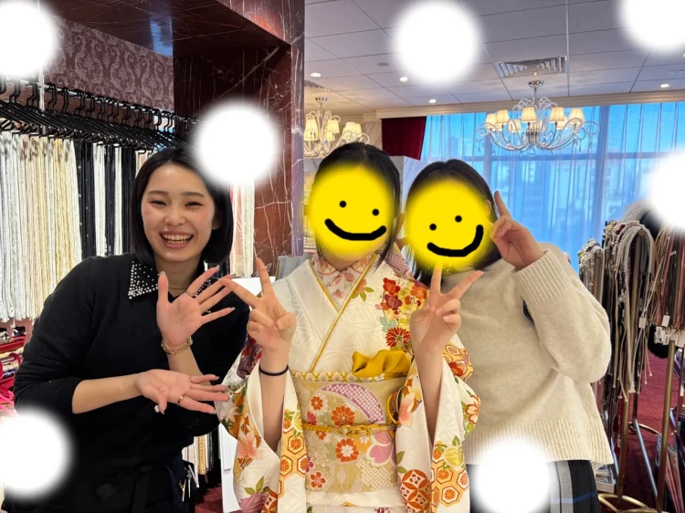 TAKAZEN東京表参道店Flagshipで赤や黄色の古典、レトロ柄の振袖をご契約いただいたお客様の紹介。プレミアム古典