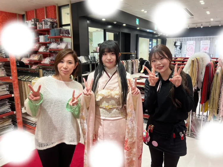 振袖レンタルするなら大阪梅田　くすみカラーピンク可愛いお振袖はTAKAZEN梅田本店