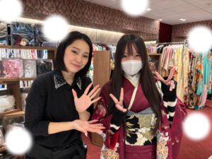 お振袖選びに来たお嬢様　えんじ色で大人っぽいお振袖