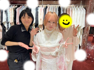 TAKAZEN東京表参道店Flagshipでオリジナルシリーズのお振袖、ツヤ感のあるコスメカラーの振袖をレンタルでご契約いただいたお客様の紹介。白色のかわいいお振袖