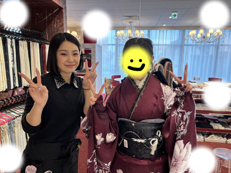 TAKAZEN東京表参道店Flagshipでえんじ色の振袖、ジルスチュアートのコラボの振袖をご契約いただいたお客様の紹介