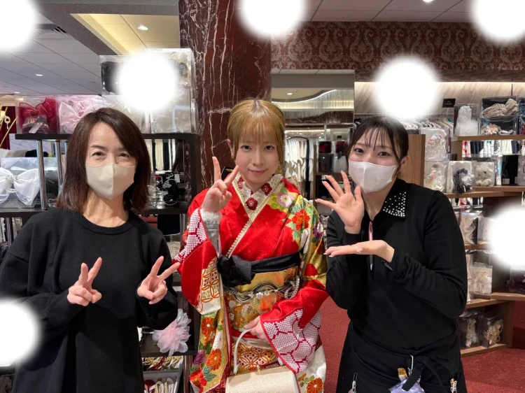 TAKAZEN東京表参道店Flagshipで赤の吉澤織物の振袖をご試着いただいたお客様の紹介