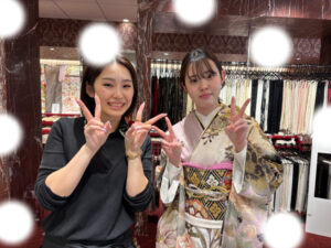 TAKAZEN東京表参道店Flagshipで淡い紫色の古典、百合柄のゴージャスな振袖をレンタルでご契約いただいたお客様の紹介。桜色のかわいいお振袖