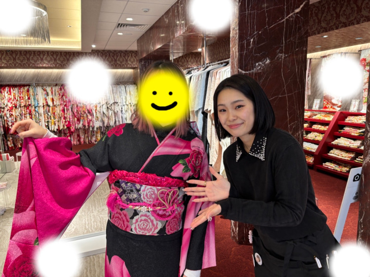 TAKAZEN東京表参道店Flagshipでモードのお振袖の、バラ柄の振袖をご契約いただいたお客様の紹介