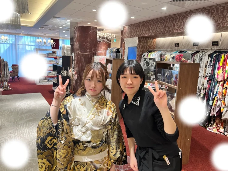 TAKAZEN東京表参道店Flagshipでゴールドのバラ柄のキラキラな振袖をご契約いただいたお客様の紹介