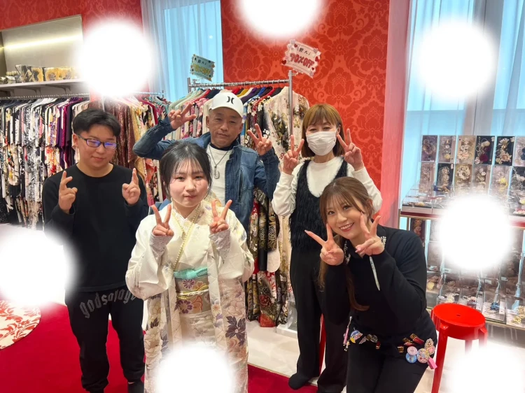 大阪梅田で白の可愛いお振袖はTAKAZEN大阪梅田本店　かわいいくすみカラー振袖はTAKAZEN大阪梅田本店