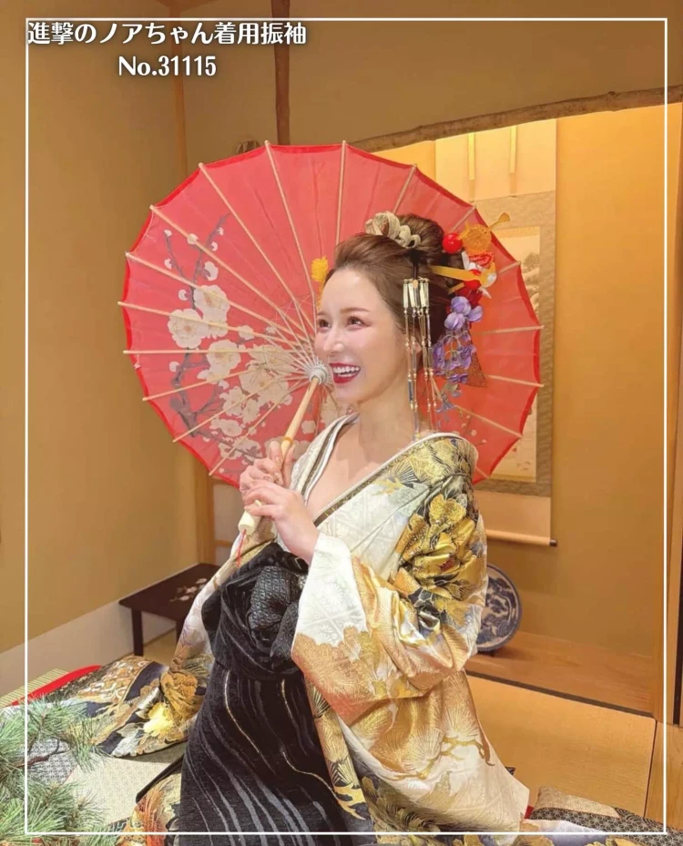 黒とゴールドの豪華な振袖を着た進撃のノアちゃんの花魁風コーディネート