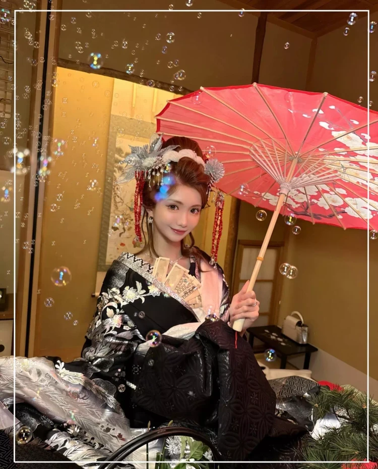 黒とゴールドの豪華な振袖を着たひめかちゃんの花魁風コーディネー