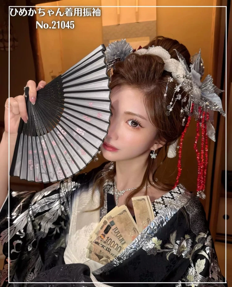 黒とゴールドの豪華な振袖を着たひめかちゃんの花魁風コーディネー