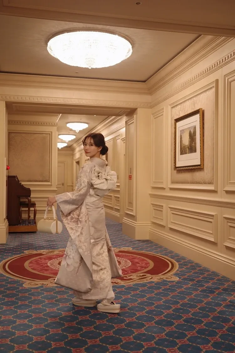 村瀬紗英がTAKAZENの振袖を着用して結婚式に参列したコーディネート