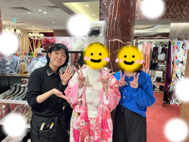 TAKAZEN東京表参道店Flagshipでピンク色とホワイトのグラデーション、花柄のお振袖フォトプランをご契約いただいたお客様の紹介。