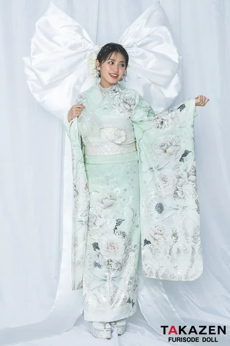 TAKAZEN東京表参道店Flagshipでアイドル好きのお嬢様に向けたアイドル風な振袖とそのコーディネートの紹介。緑、ミントグリーンの振袖