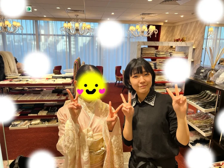 TAKAZEN東京表参道店Flagshipでベージュのくすみカラーのお振袖を成人式レンタルでご契約いただいたお客様の紹介。