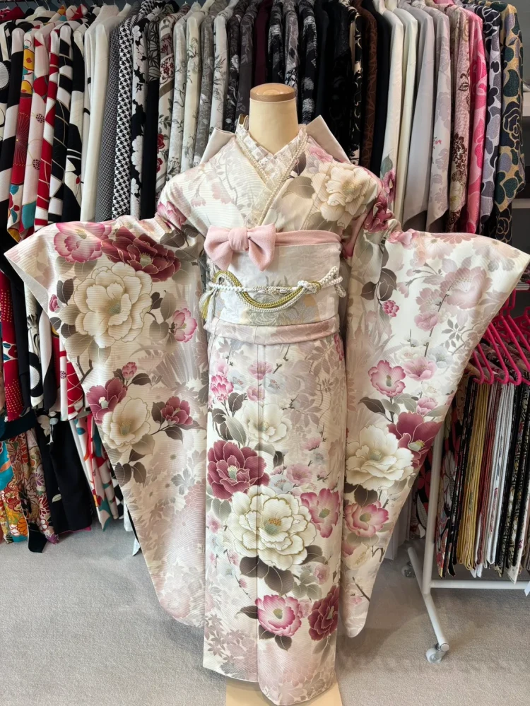 白とピンクの椿柄でガーリーなくすみカラーのお振袖