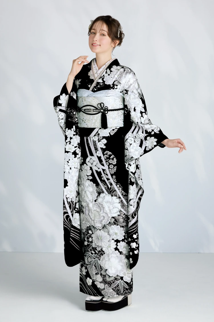 TAKAZEN東京表参道店Flagshipでレンタルできる関芳の黒色の今年の新作のお振袖をご紹介。