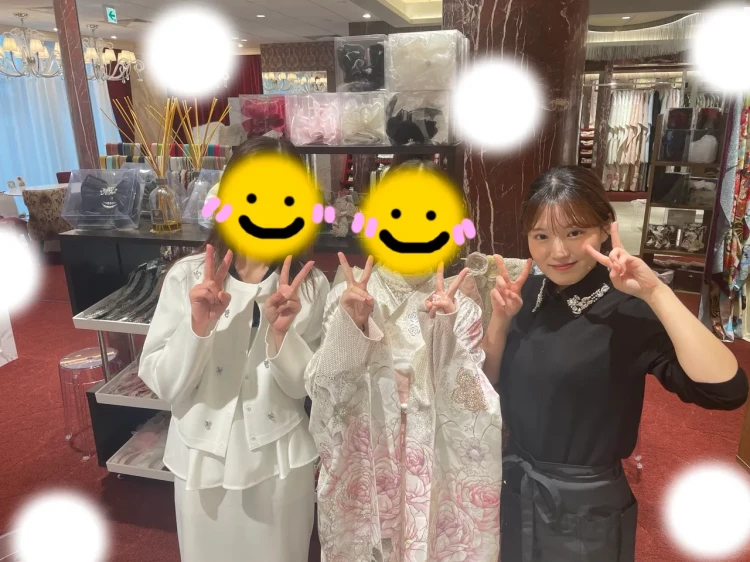 TAKAZEN東京表参道店Flagshipで白地ピンク色のバラ、リボンの柄、新作コスメカラーのお振袖を振袖レンタルでご契約いただいたお客様の紹介。