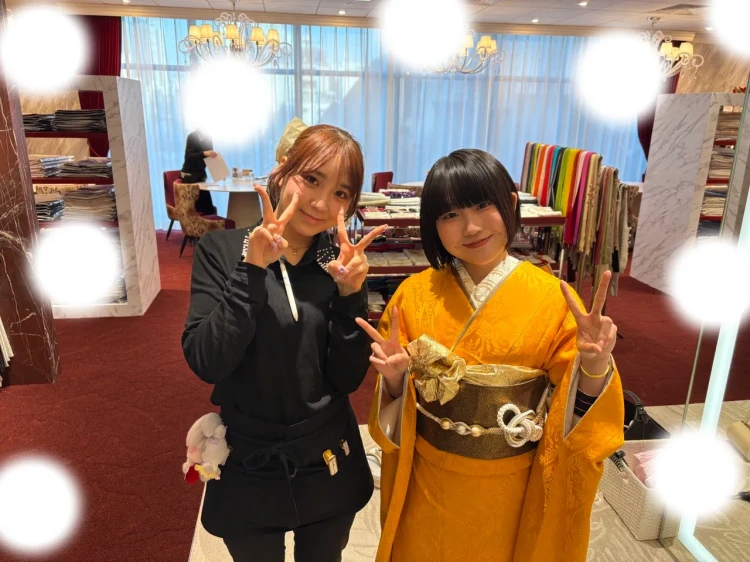 TAKAZEN東京表参道店Flagshipでゴールドの小物や黄色の古典振袖、無地柄の振袖をご契約いただいたお客様の紹介。