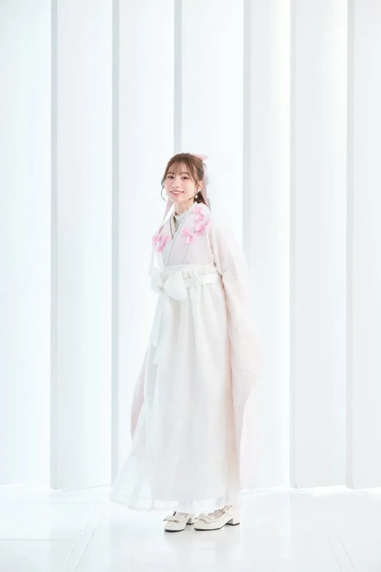 リボンデザインが可愛い淡色ピンク袴の全身コーディネート・卒業式スタイル