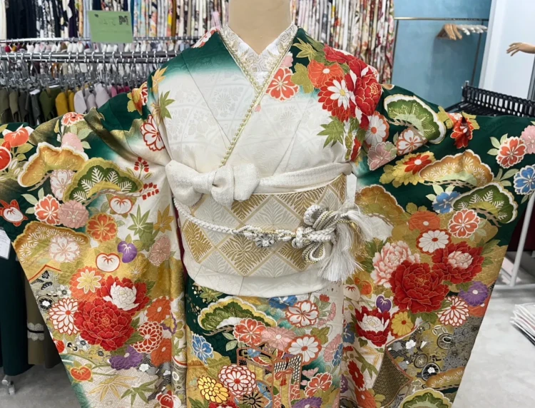 正統派古典の緑色/白色でパールを合わせたお振袖のコーデ