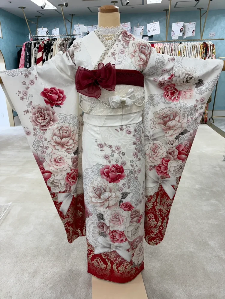 TAKAZENオリジナルヘップバーンコスメカラーの赤白カラーのお振袖のコーデをご紹介♡