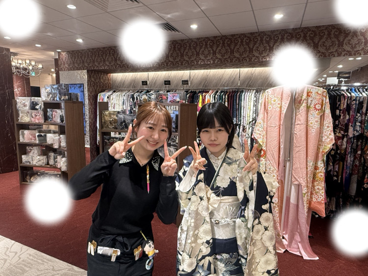 TAKAZEN東京表参道店Flagshipで紺色の古典柄の振袖をご契約いただいたお客様の紹介。