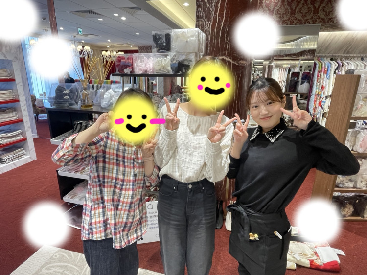 TAKAZEN東京表参道店Flagshipで赤や白色の古典、鶴柄の振袖をご契約いただいたお客様の紹介。