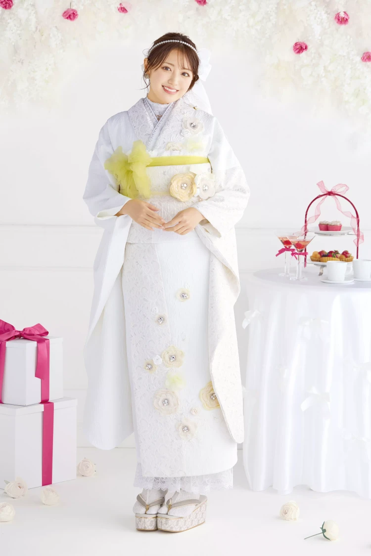 TAKAZEN姫路店　振袖　成人式　キラキラ振袖姫路　スワロフスキー振袖姫路　白地振袖　イマドキカワイイ洋風振袖