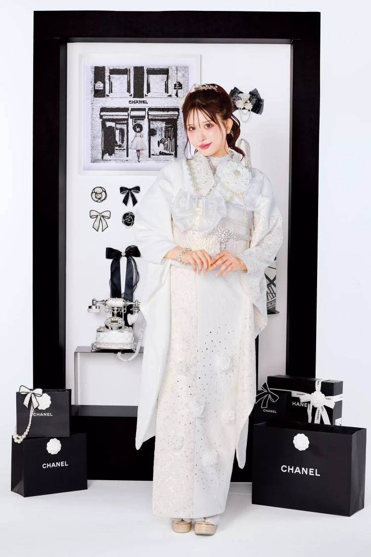 TAKAZEN姫路店　振袖　成人式　キラキラ振袖姫路　スワロフスキー振袖姫路　白地振袖　イマドキカワイイ洋風振袖