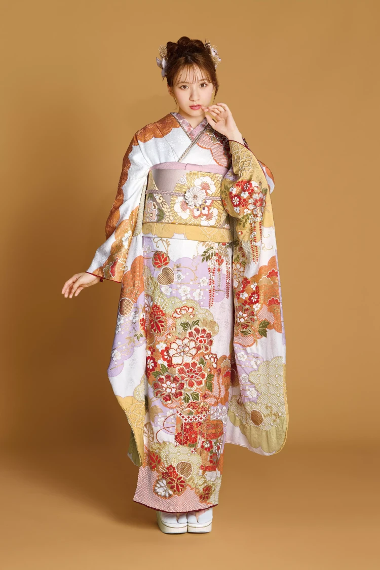 TAKAZEN姫路店のプレミアム古典振袖。伝統的な絞り染めが特徴の高級感溢れる滝泰のお振袖。