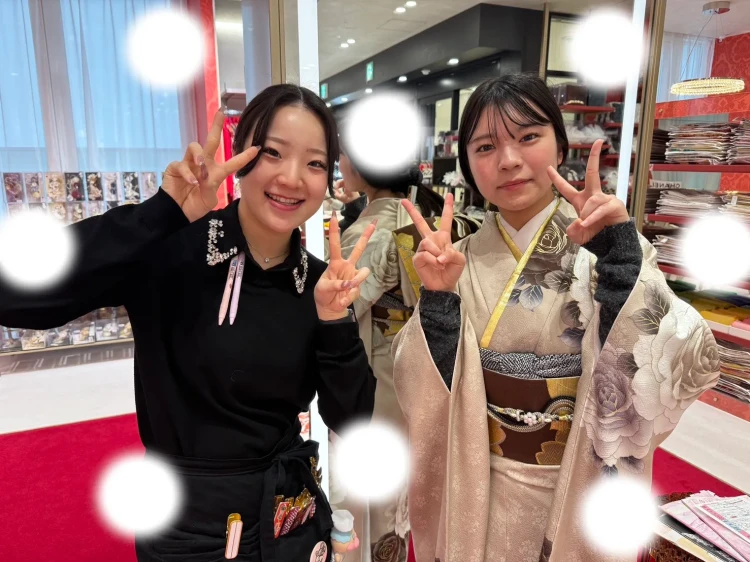 顧客様特典の２回目レンタルでご結婚式ご着用のくすみカラーの振袖レンタルされたお嬢様のコーディネートご紹介