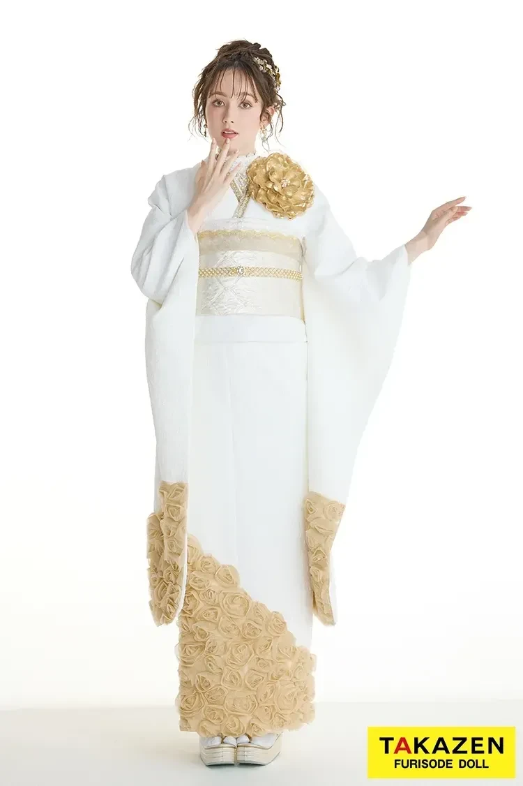白×ゴールドの立体花がついたTAKAZENオリジナルヘップバーンお振袖にキラキラの小物を合わせたコーディネート