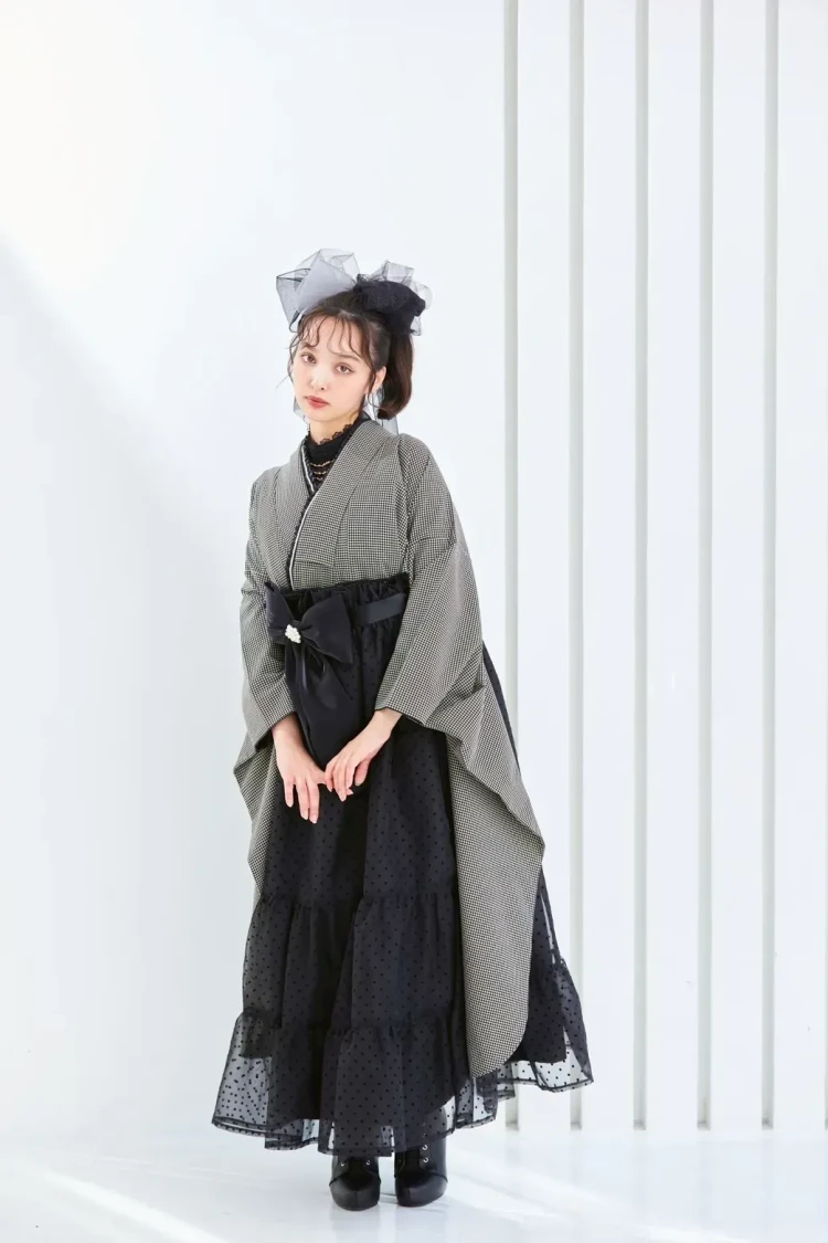 千鳥柄とブラック袴のモード系卒業式コーデ・チュールスカート風袴スタイル