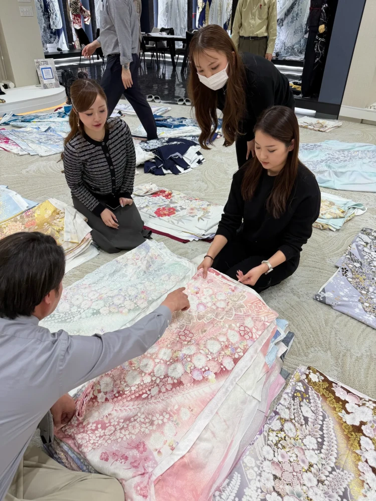 新潟県十日町市で振袖の仕入れをする様子
