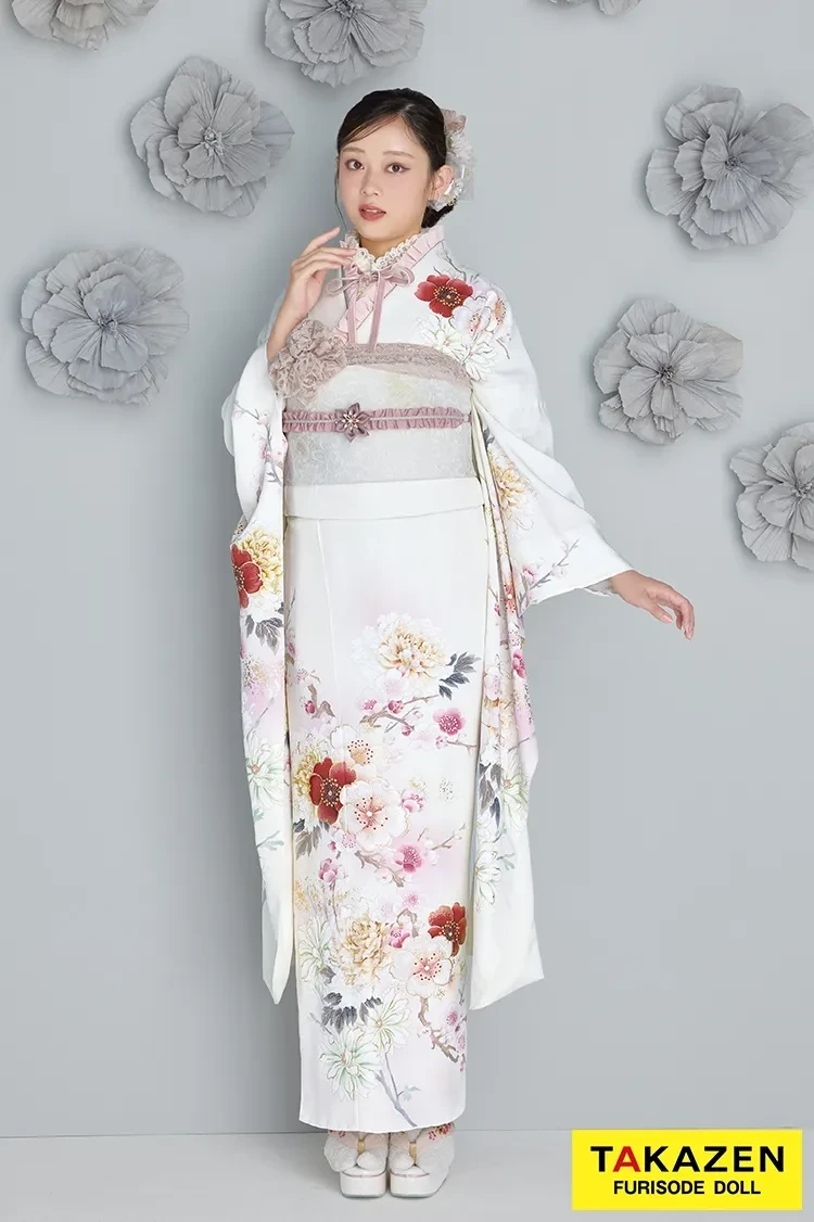 TAKAZENの最新作くすみカラーをご着用している佐藤不二子