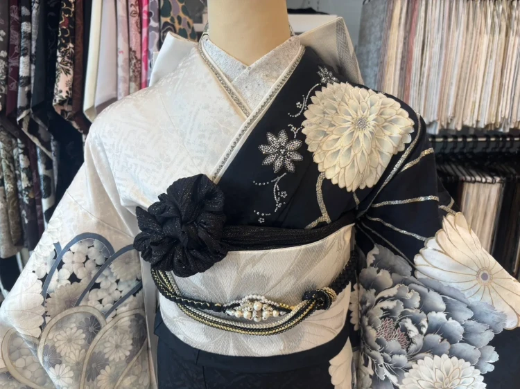 堺店で展示している菊と牡丹柄の黒×白のお振袖