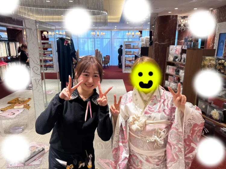 TAKAZEN東京表参道店Flagshipでピンク色のキラキラモードの振袖をご契約いただいたお客様のご紹介。