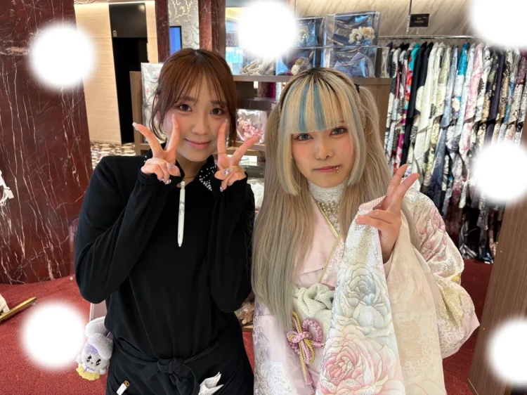 TAKAZEN東京表参道店Flagshipで、コスメカラーのピンクの振袖、イマドキの振袖をレンタルでご契約いただいたお客様の紹介。
