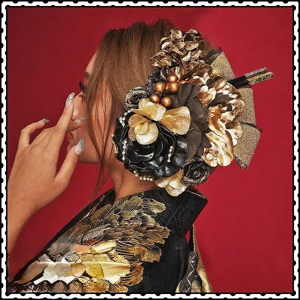 派手に目立ちたい方にオススメのキラキラの髪飾り