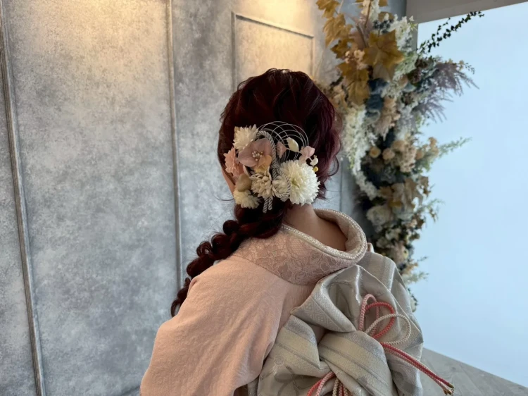 淡いピンクの花飾りを合わせた、編みおろしの可愛らしく華やかな振袖ヘアアレンジ