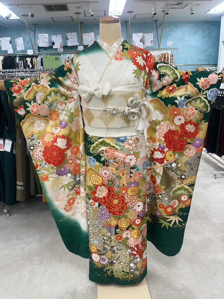 正統派古典の緑色/白色でパールを合わせたお振袖のコーデ