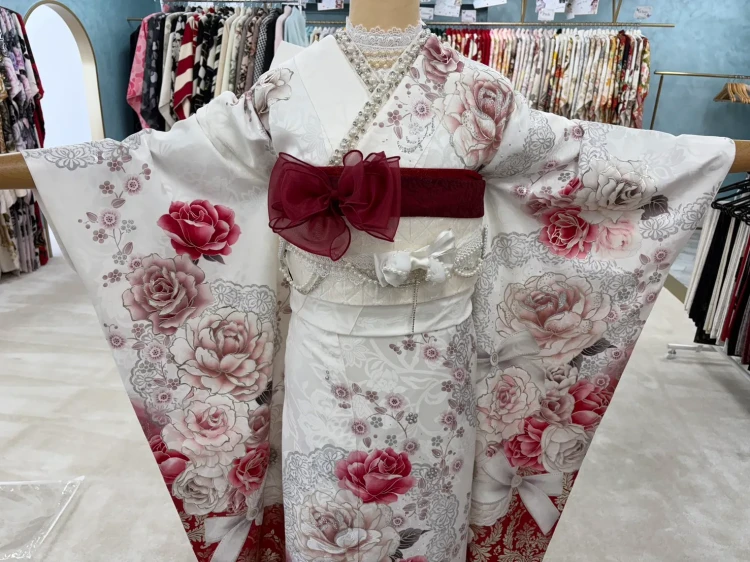 TAKAZENオリジナルヘップバーンコスメカラーの赤白カラーのお振袖のコーデをご紹介♡