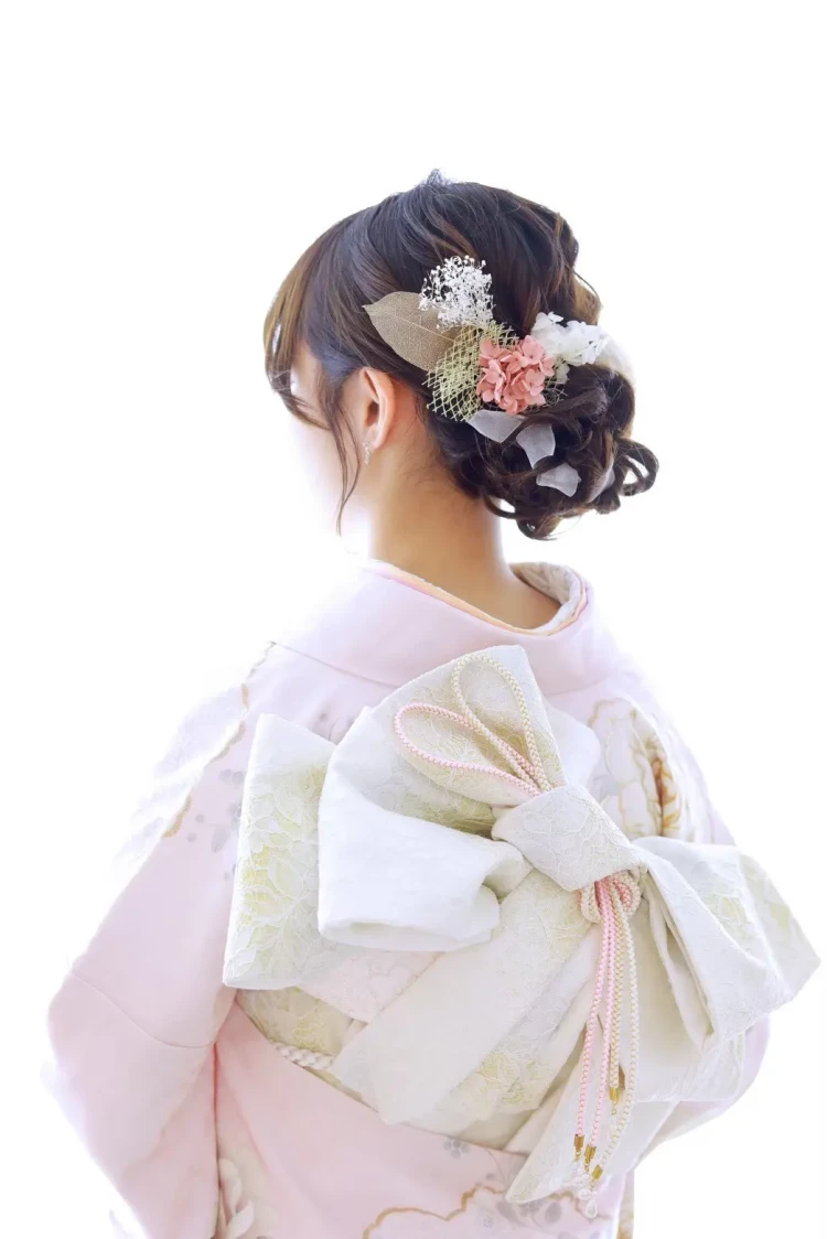 かわいいゆるふわお団子ヘア×くすみカラーの新作ドライフラワー髪飾り　大人っぽいルーズスタイルのシニヨンヘア　髪飾り　ヘアアクセサリー/ヘアアレンジ　ヘアセット